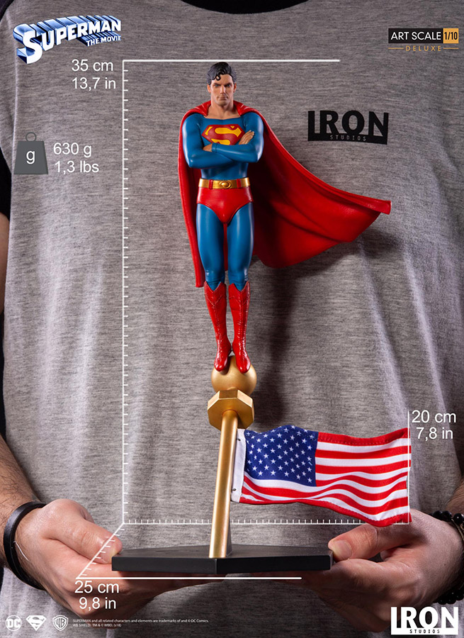 Direttamente dal celebre film dedicato a Superman nel 1978 con protagonista l'ormai leggendario Christopher Reeve, arriva una magnifica statua che immortala il protagonista in una posa davvero azzeccata. Questa statua, in scala 1/10, è destinata a diventare un classico per ogni collezionista.